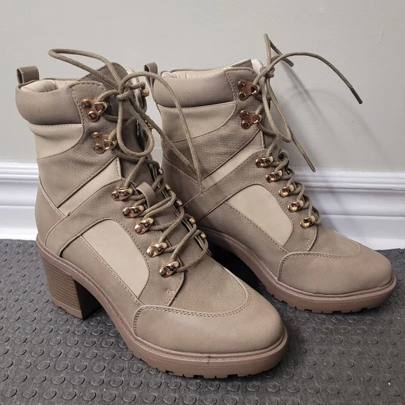 Boots - Picture 4 of 6